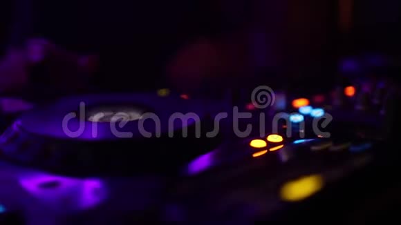 男DJ在夜总会演奏音乐视频的预览图