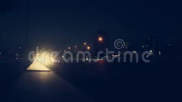 驾驶汽车行驶在高速公路上道路在夜间黑暗司机在交通中旅行时间流逝视频的预览图
