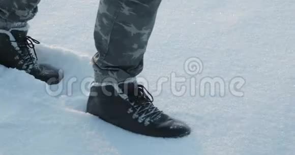 脚在雪地里行走徒步旅行者的脚步户外冬季康乐活动视频的预览图