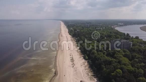 在Jurmala海滩鸟瞰图视频的预览图