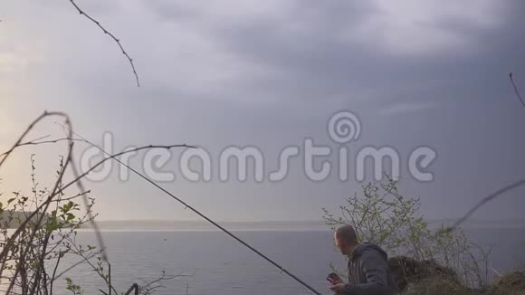 渔夫在湖上钓鱼手里拿着钓竿视频的预览图