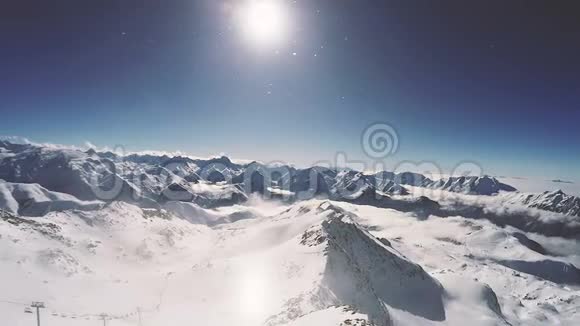 令人叹为观止的景色在阳光明媚的日子里下雪的阿尔卑斯山视频的预览图