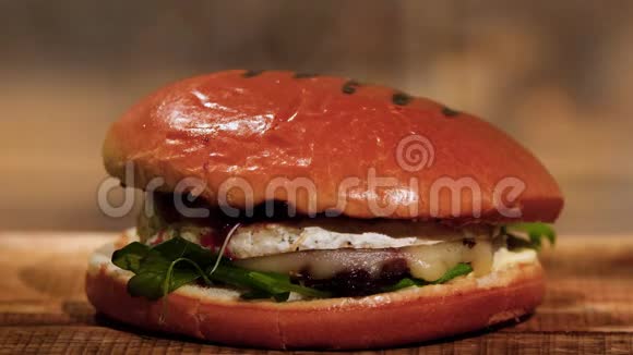 牛肉奶酪和蔬菜的美味汉堡库存录像准备多汁汉堡和奶酪视频的预览图