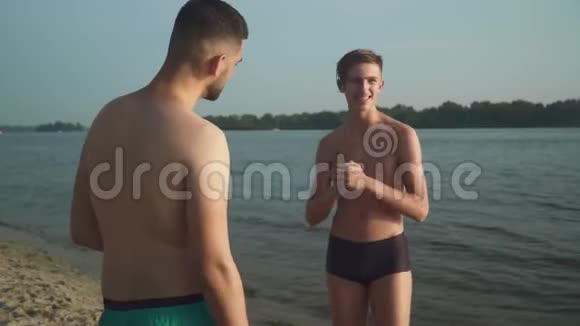 两个年轻人在河岸上交流视频的预览图