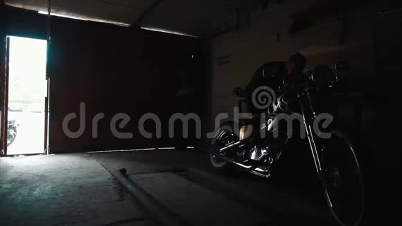 两个骑自行车的人从车库里骑定制摩托车视频的预览图