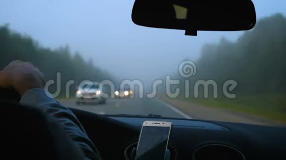 汽车在森林雾蒙蒙的道路上行驶视频的预览图