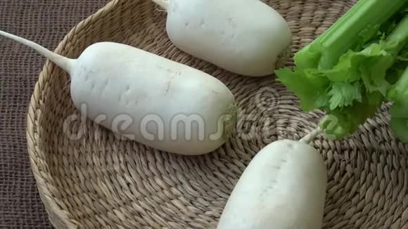 新鲜蔬菜萝卜芹菜未煮熟的蔬菜视频的预览图