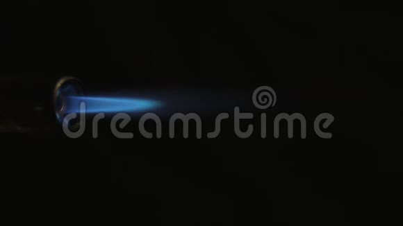 燃气燃烧器的Piezo点火一股蓝色橙色的火焰视频的预览图