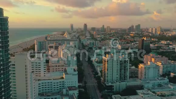 迈阿密佛罗里达州美国2019年1月空中无人机全景飞行迈阿密海滩市中心从上面日出视频的预览图