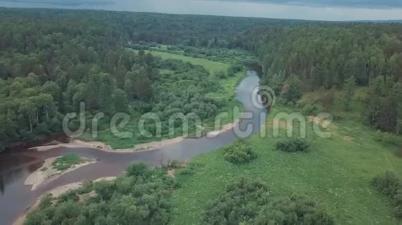 俄罗斯美丽的河流位于绿色草地和混合森林之间夏季天空多云视频的预览图