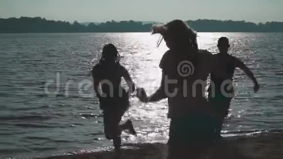 年轻人和女孩高兴地跑进河里视频的预览图