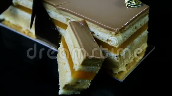 用巧克力装饰的多层焦糖蛋糕视频的预览图