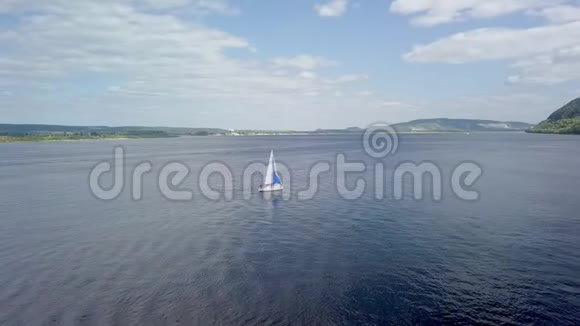 河上白色帆船的鸟瞰图摄像机正在飞来飞去视频的预览图