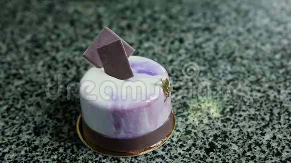 圆紫慕斯蛋糕用刀子切成两半视频的预览图