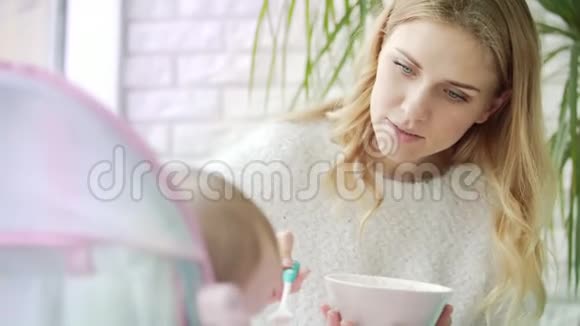 美丽的女人喂养婴儿Yong母亲照料儿童视频的预览图