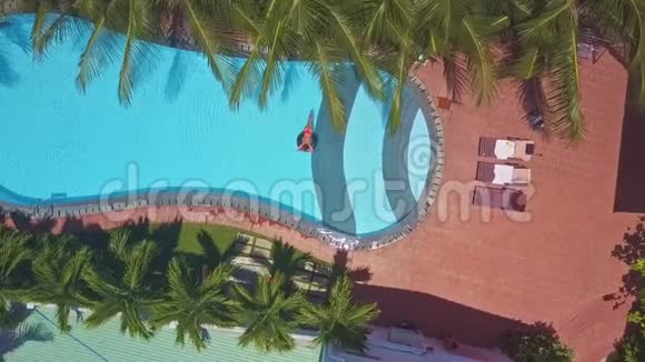 Flycam移动折叠椅和妇女在蓝色游泳池视频的预览图