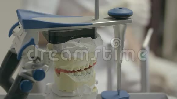 牙医在办公室检查病人视频的预览图