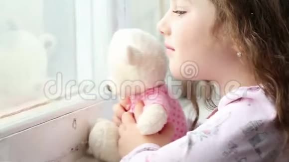 小女孩看着窗外追踪的镜头视频的预览图