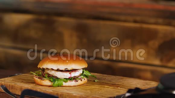 牛肉奶酪和蔬菜的美味汉堡库存录像准备多汁汉堡和奶酪视频的预览图