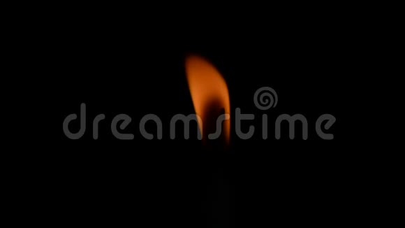 一支蜡烛的火焰在黑暗中燃烧视频的预览图