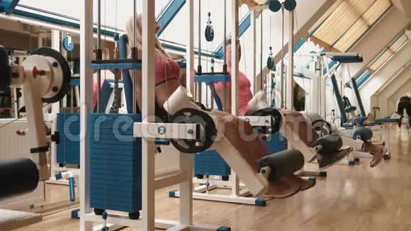健康的生活方式理念年轻的运动员夫妇正在健身房锻炼Yare的腿部卷发训练员训练视频的预览图