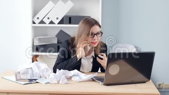 工作观念上的压力年轻的商人办公室里愤怒的女人大声喊着打电话视频的预览图