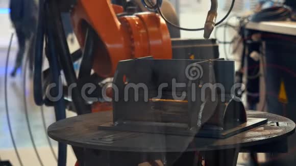 自动机械臂制造金属焊接操作现代制造工艺的概念媒体不同视频的预览图