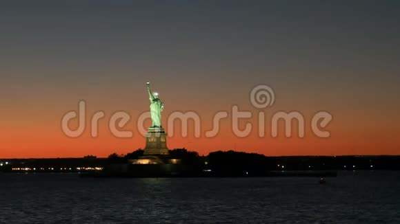 日落和自由女神像的广角景观视频的预览图
