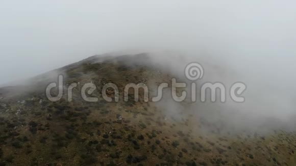 无人机在大雾天气飞上天空喀尔巴阡山脉视频的预览图
