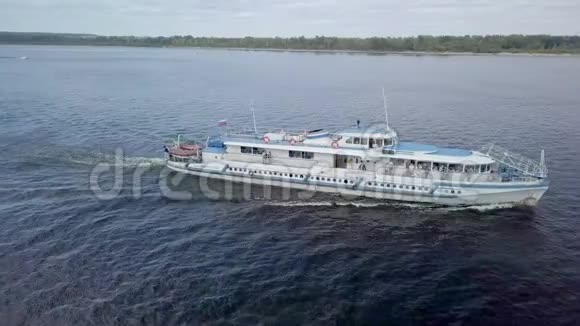 夏天照相机在河上漂浮的机动船附近飞行和移动视频的预览图