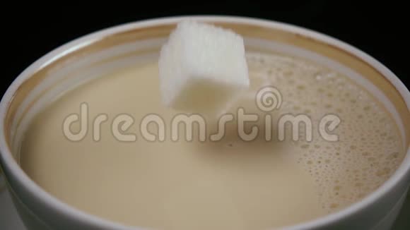 在带牛奶的茶中扔一块糖慢节奏视频的预览图