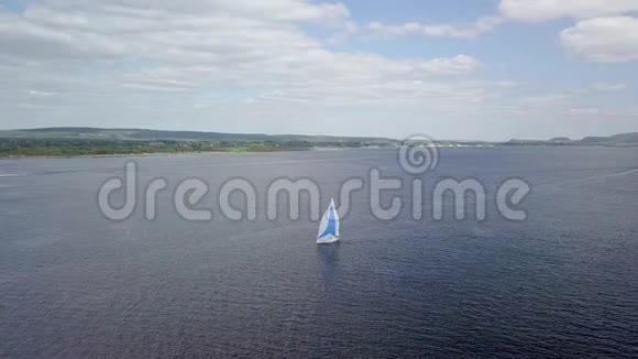 夏日独自一艘帆船漂浮在河上鸟瞰视频的预览图