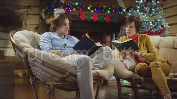 男人和女人在圣诞夜看书讨论书视频的预览图