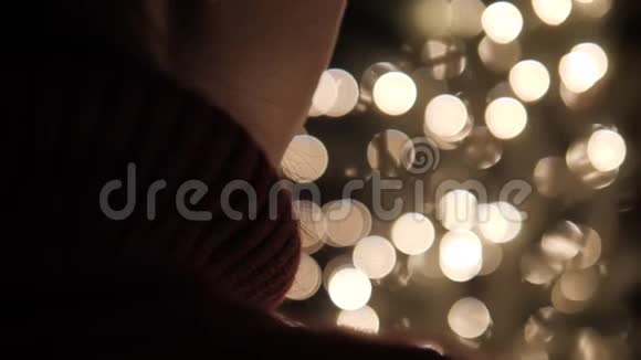 女人站在圣诞灯光下视频的预览图