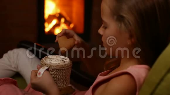 小女孩喝热巧克力吃心形饼干视频的预览图