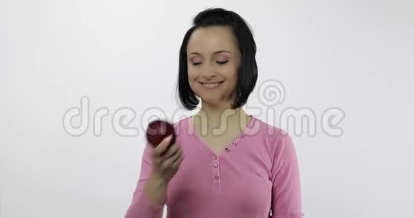 年轻的女人吃苹果说女孩先咬一口然后说想咬视频的预览图