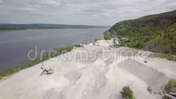 夏季石灰石采石场周围环境的空中全景河流视频的预览图