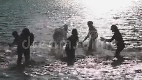 年轻人和女孩在水里玩视频的预览图