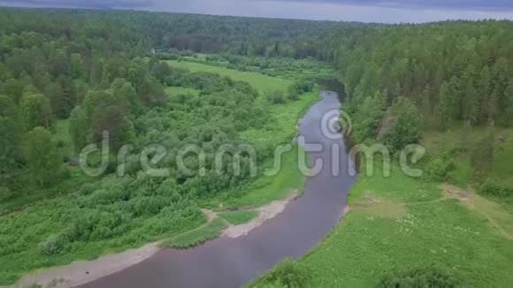 俄罗斯美丽的河流位于绿色草地和混合森林之间夏季天空多云视频的预览图