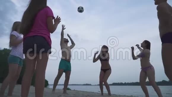 年轻人在海滩上玩球视频的预览图
