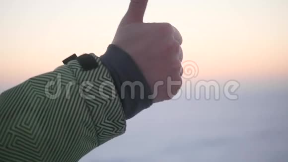 拇指在夕阳背景上视频的预览图