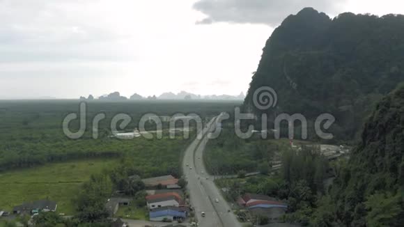 泰国亚洲山区与热带森林之间的高速公路视频的预览图