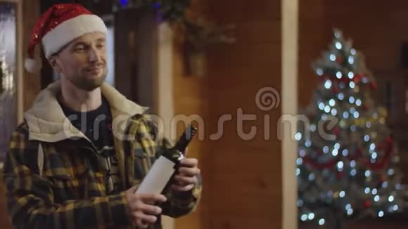 男人带着一瓶酒给女人过圣诞夜视频的预览图
