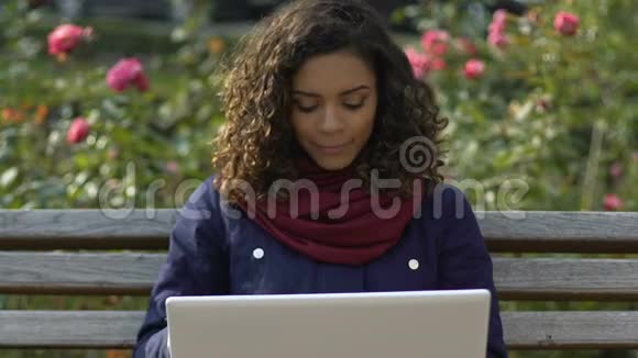 开朗的多种族女孩在笔记本电脑上打视频电话和朋友聊天视频的预览图