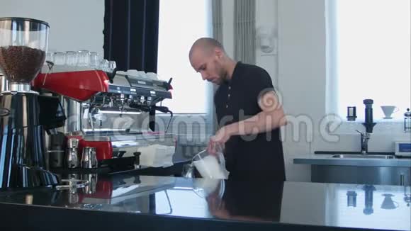 咖啡师的专业工作为咖啡准备牛奶视频的预览图
