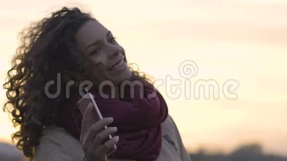 年轻的混血妇女在日落时享受音乐和舞蹈庆祝生活视频的预览图