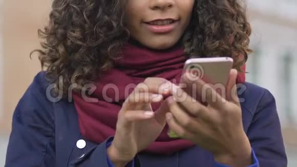 年轻的多种族妇女在智能手机上浏览图片与朋友聊天视频的预览图