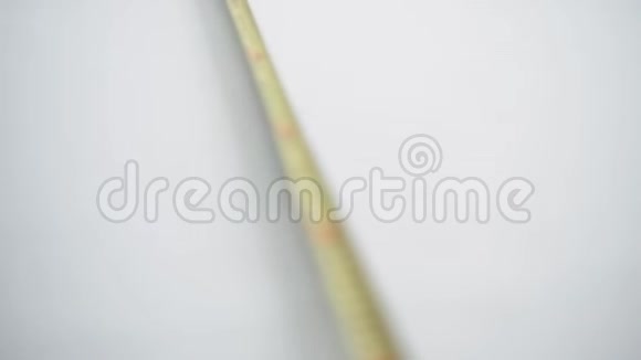 成熟的人用黄色的尺子和红色的铅笔在白纸上做记号视频的预览图