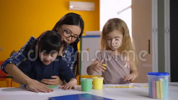 不同的孩子在课堂上用老师的手画视频的预览图