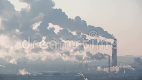 工厂的空气污染城市背景的烟雾和管道视频的预览图